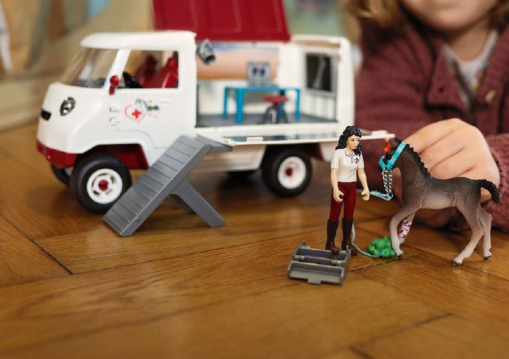 Schleich Mobile Tierärztin mit Hannoveraner Fohlen Sonderangebot
