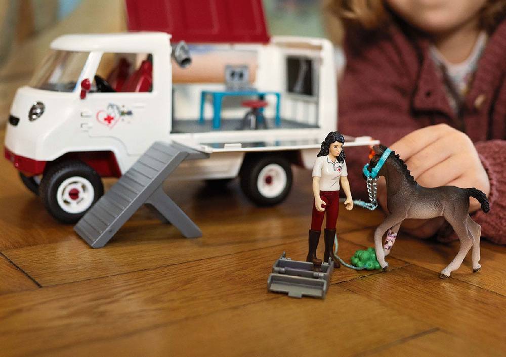 Schleich Mobile Tierärztin mit Hannoveraner Fohlen Sonderangebot